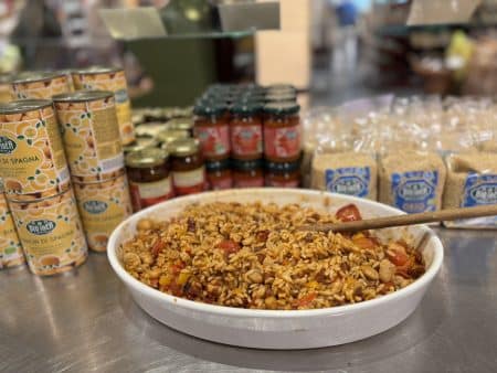 Lees meer over het artikel Orzo met boterbonen, zongedroogde tomaat & rode pesto
